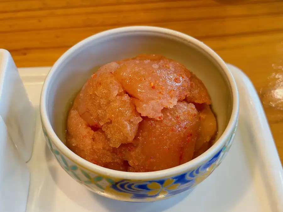 작은 무늬 그릇에 붉은빛이 도는 명란젓이 수북하게 담겨 있다.