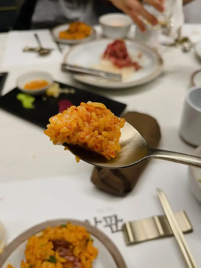 숟가락 위에 올려진 붉은 양념의 볶음밥 한 입