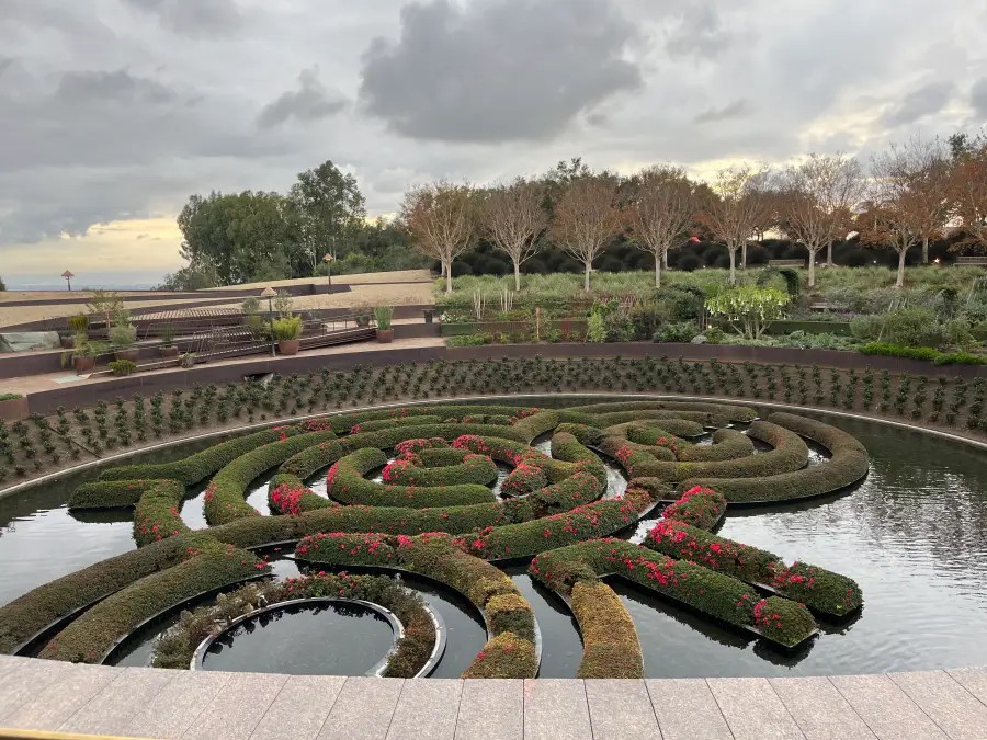 Jardín botánico con forma de laberinto sobre el agua.