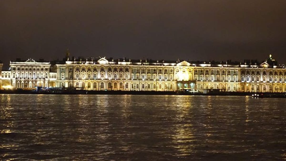 ロシア・サンクトペテルブルク旅行記：ネヴァ川ナイトボートで宮殿橋の跳ね橋を見る