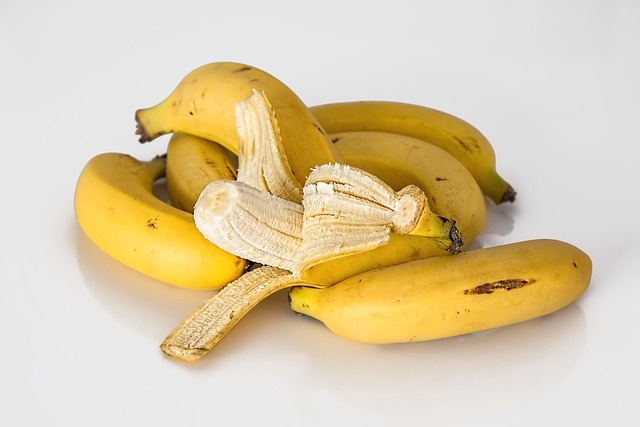 Read more about the article Why Ripe Bananas Shine Blue Under UV Light