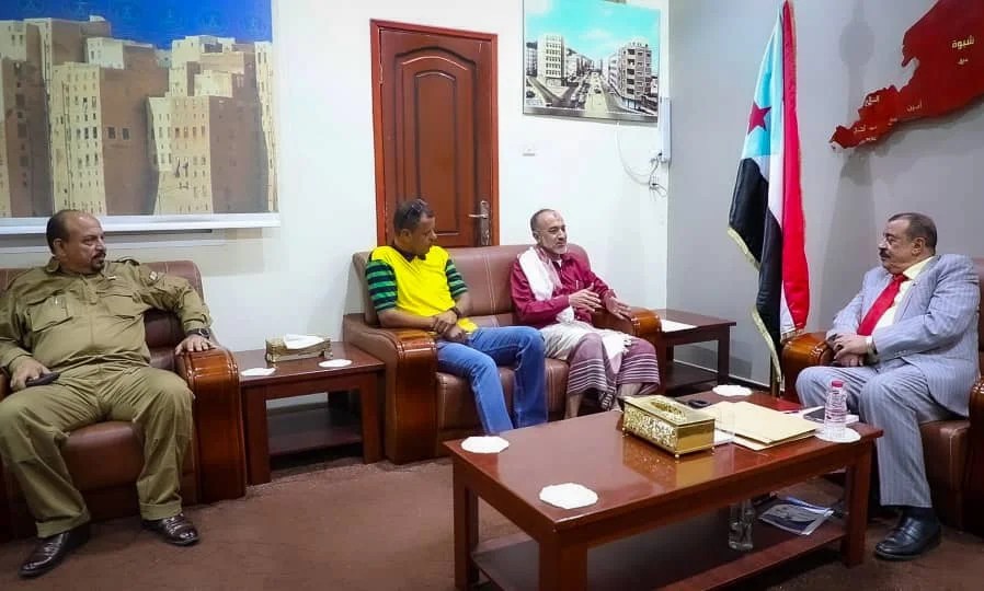 اللواء بن بريك يناقش مع رئيس مؤسسة حضرموت للتوحد عمل المؤسسة ودورها الخيري