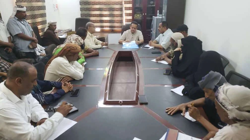 فريق التوجيه والرقابة الرئاسي يعقد لقاءً مشتركًا مع قيادتي الانتقالي والسلطة المحلية في تبن