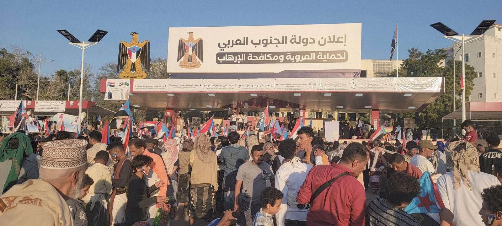 العاصمة عدن.. ساحة الاعتصام المفتوح بخور مكسر تستقبل حشودًا جماهيرية من مديريتي صبر والشيخ عثمان