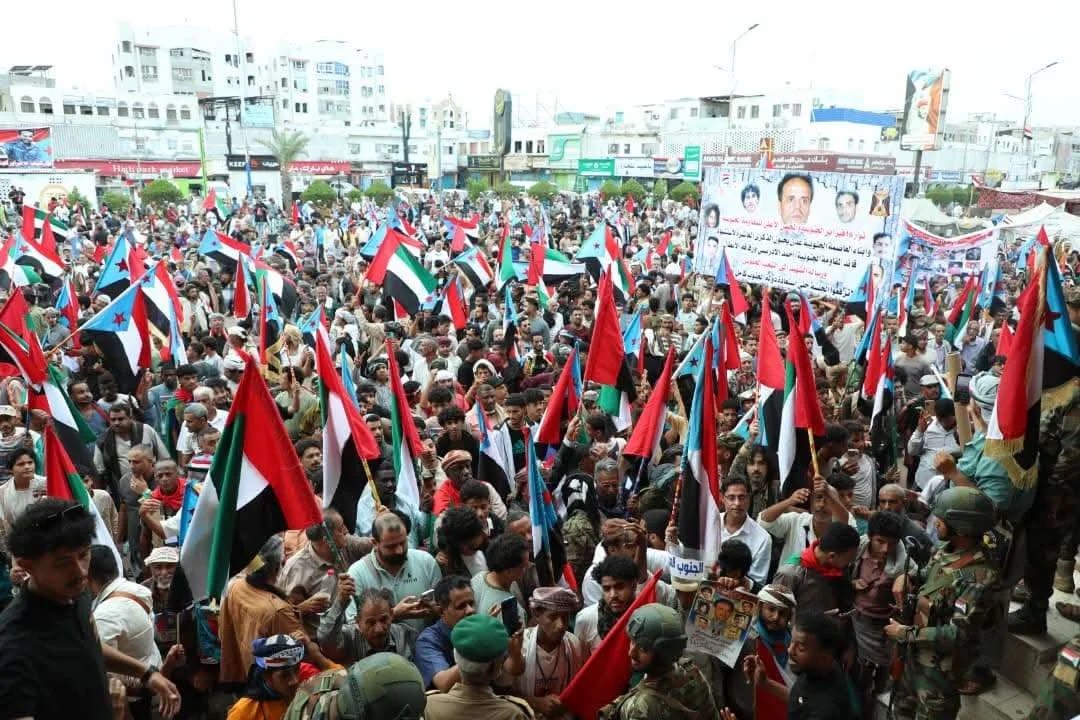 العاصمة عدن.. حشود المنصورة تشارك في الاعتصام المفتوح بخور مكسر للمطالبة بإعلان دولة الجنوب العربي