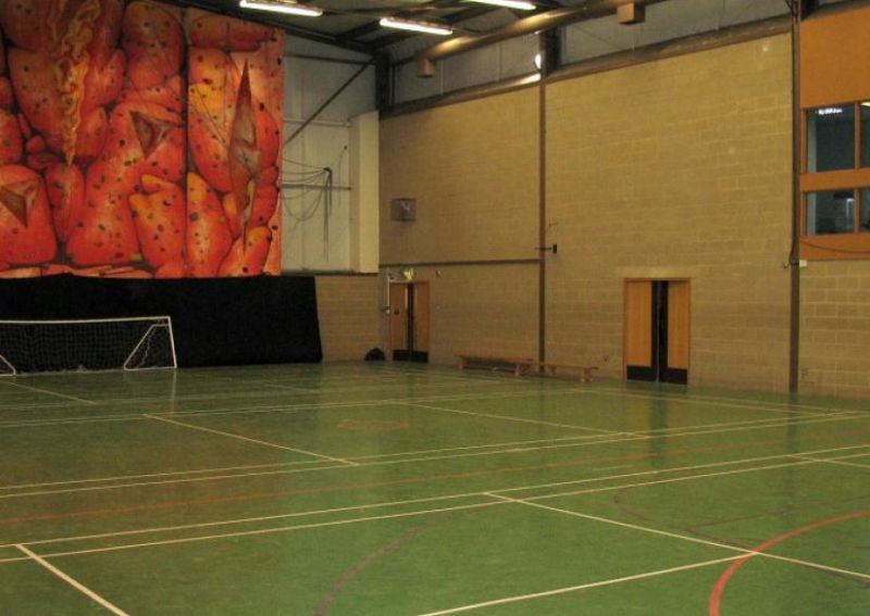 10 Visitors Enjoying The Sunshine On The Main Lawn Reaseheath College - Mountain Designs - High Quality Mobile Collection