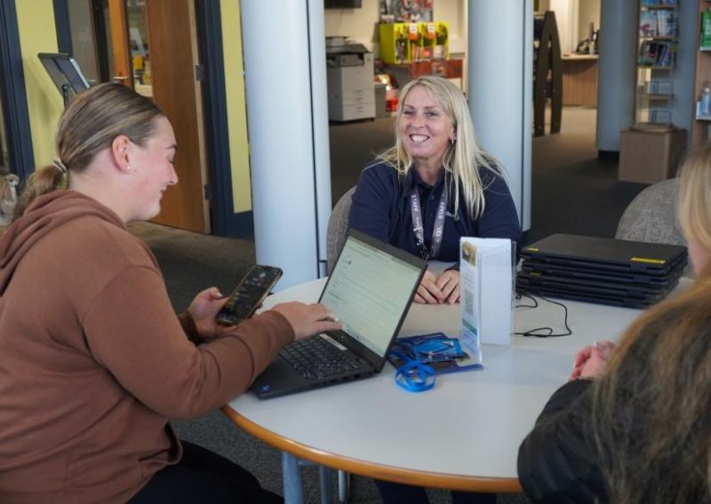 Grow Your Future 01 01 Reaseheath College - Amazing Gradient Background - HD