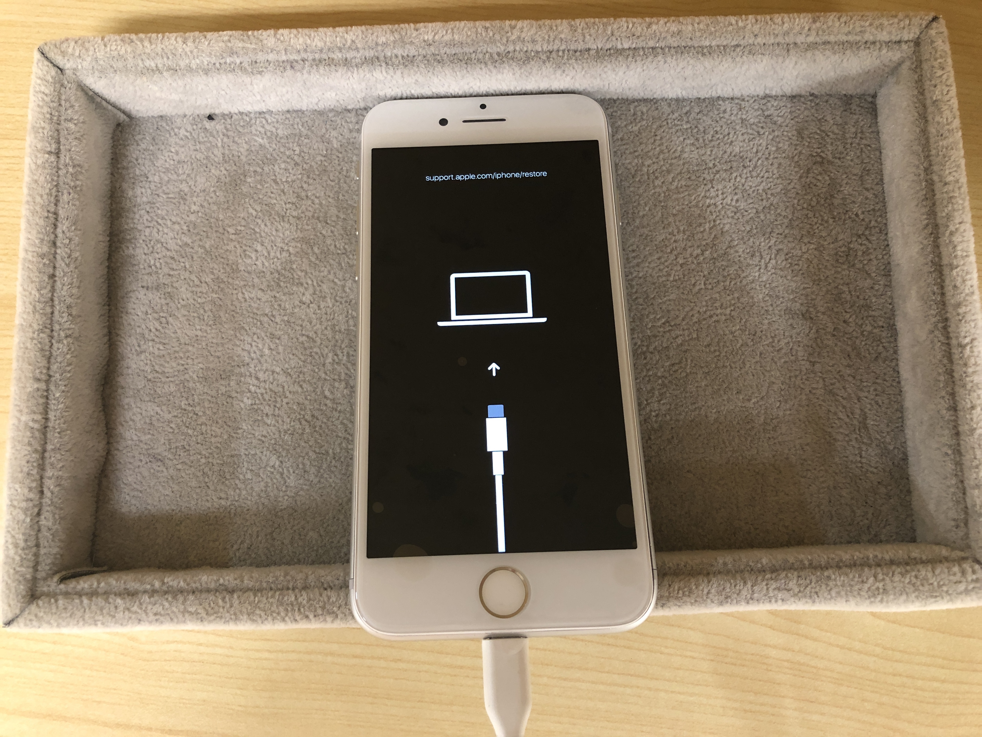 階段から落としたiPhone💦放置し続けると初期化しないといけ