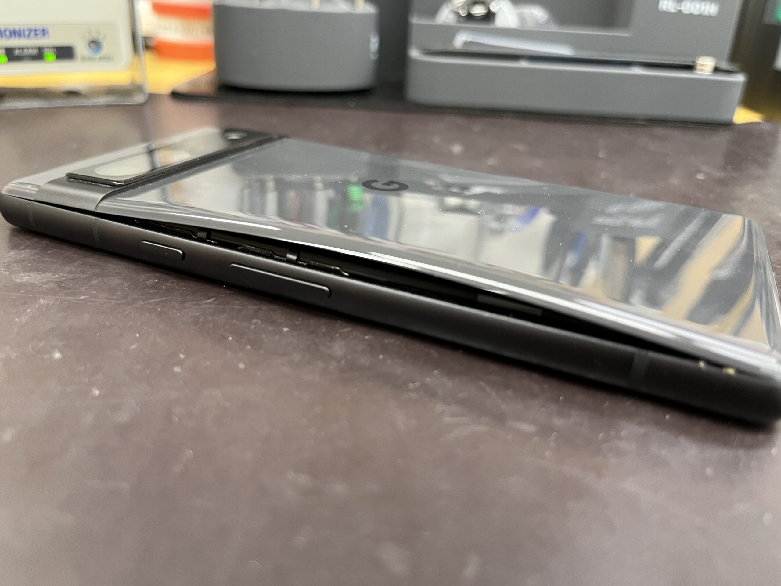 Google Pixel 7a】裏蓋がパックリ開く「はまぐり現象」…危険な