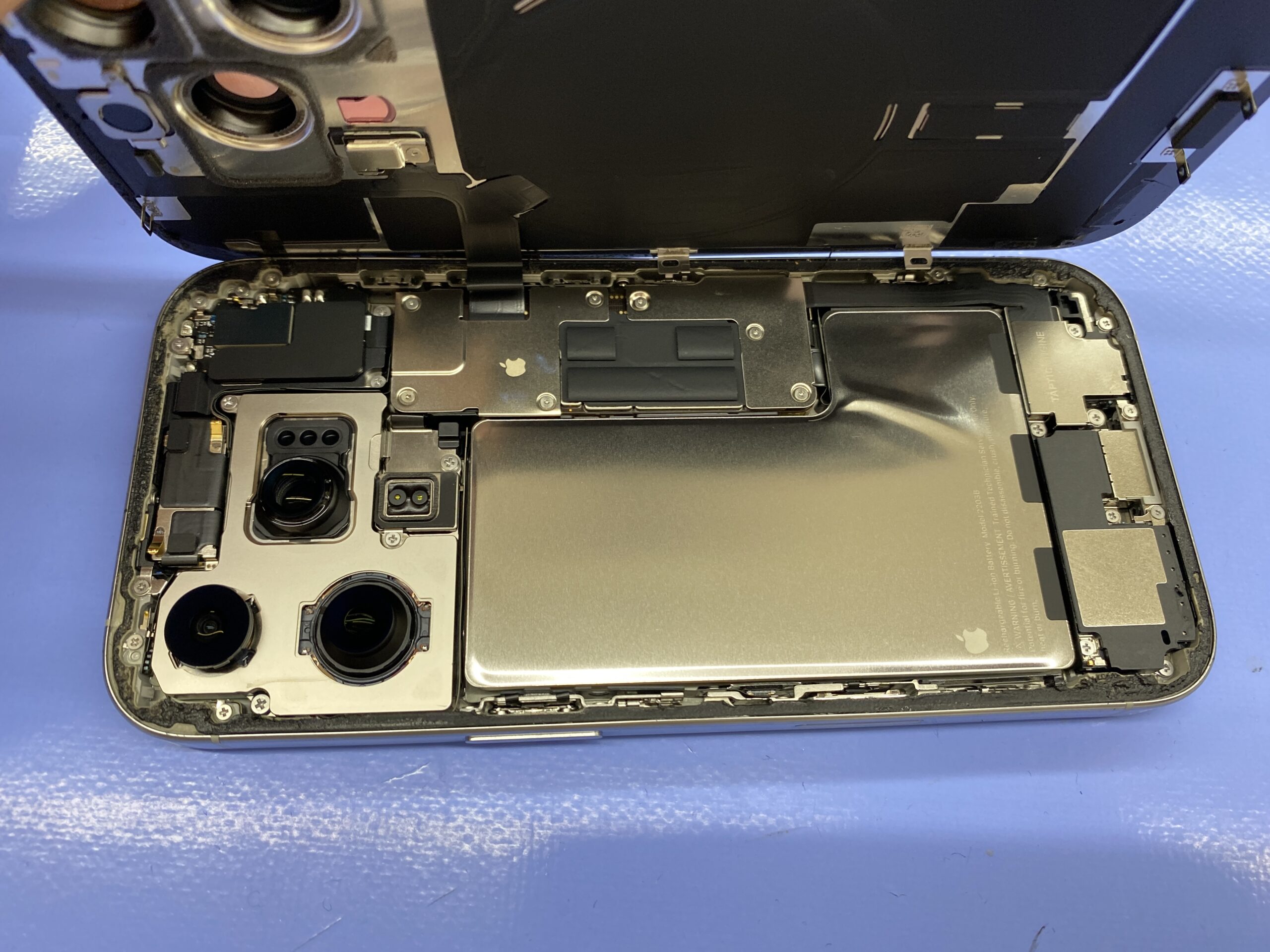 iPhone 16 Pro】カメラがカタカタ激しくブレる・写真が撮れない…即日