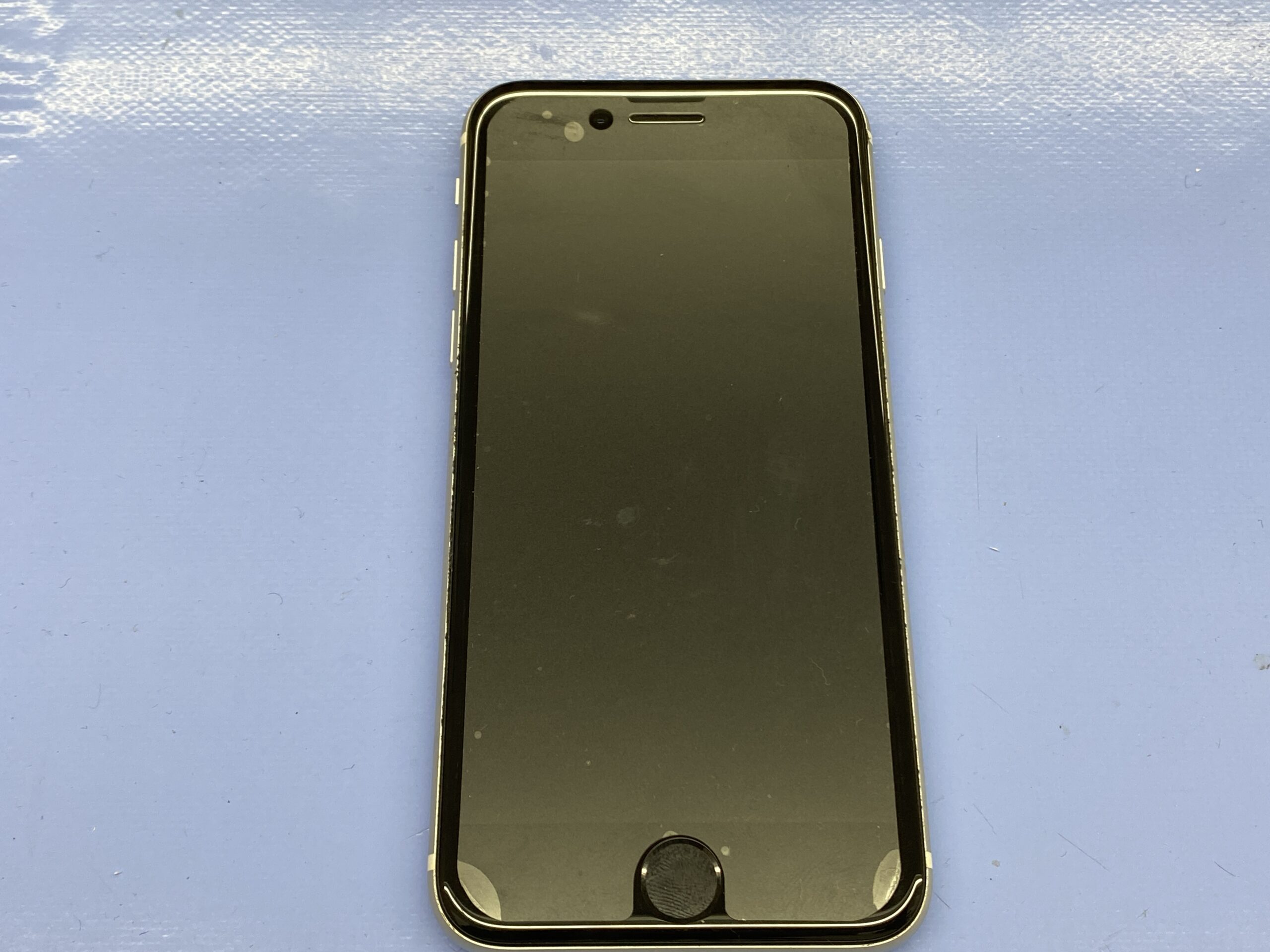 iPhone SE（第2世代）の画面交換修理を行いました！画面割れや表示不良