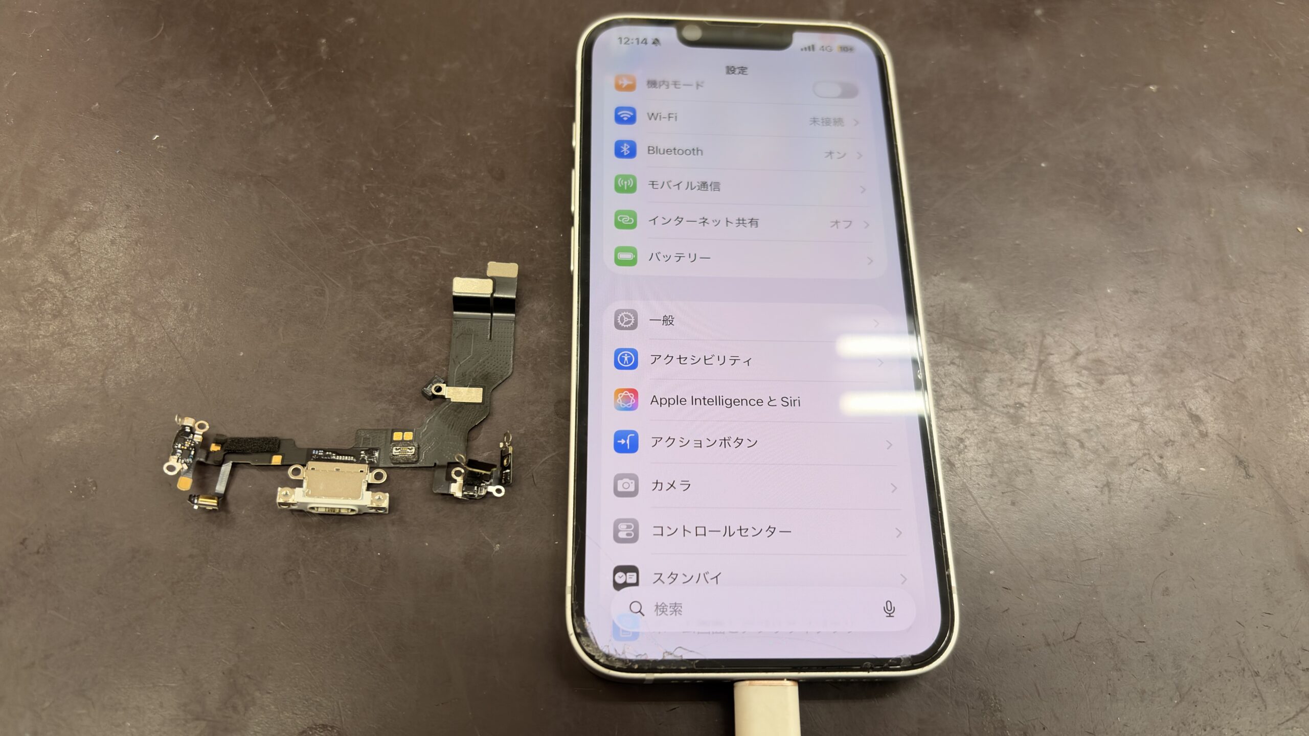 iPhone 16eにスープがかかって充電できない！？ドックコネクタ交換で
