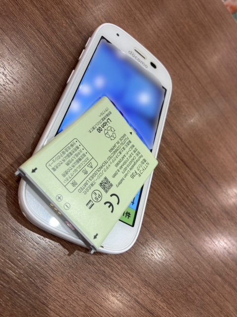 【JR松井山手より】らくらくフォン4(F-04J)のバッテリー交換もニトリモール枚方店にお任せ!☆彡