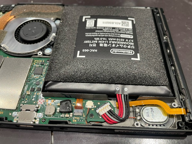 伏見区深草 より 電池が膨らんだNintendoSwitch の修理にお越し頂きました!!