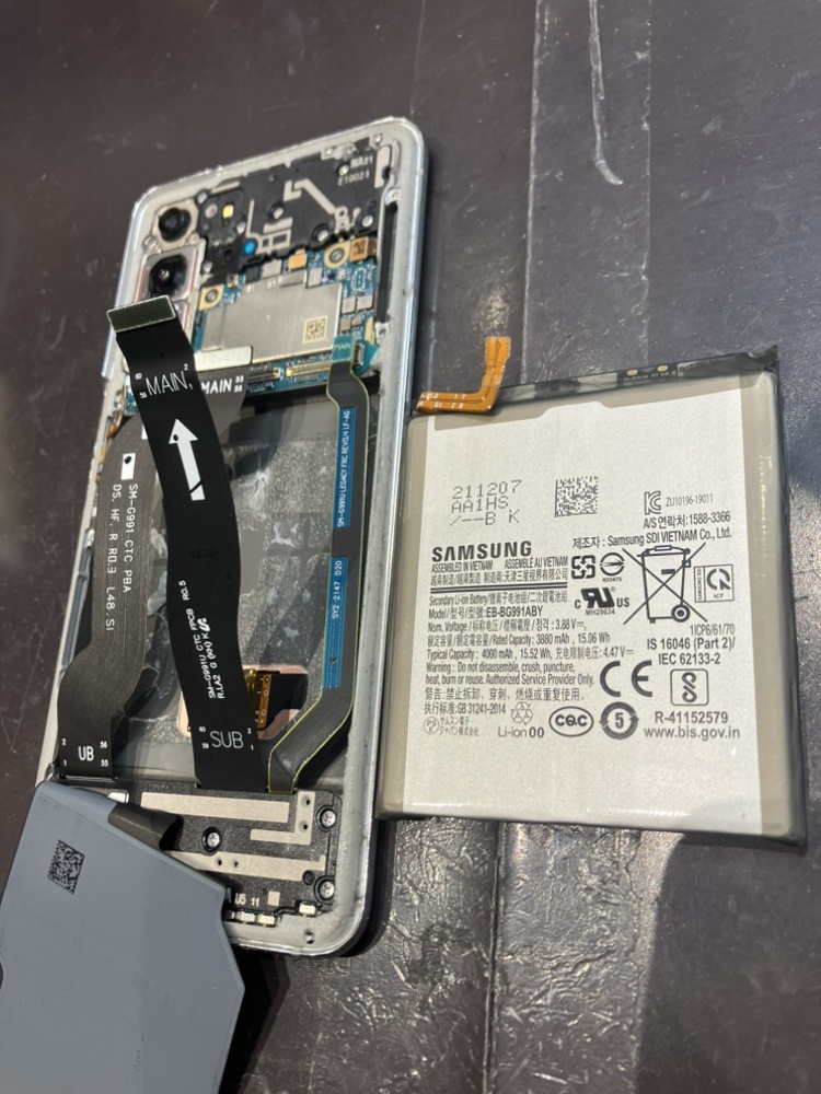 【イオンモール久御山店】GalaxyS21のバッテリー交換【久御山よりお越し】