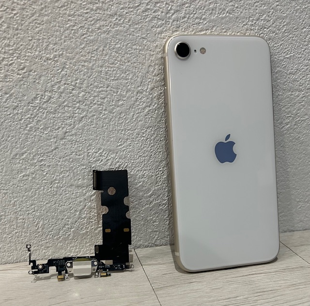交野市東倉治iPhoneSE3の充電口の交換修理のご依頼