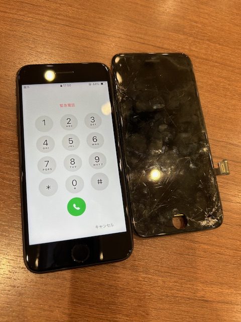 交野市東倉治よりiPhoneSE2のフロントパネルの交換修理