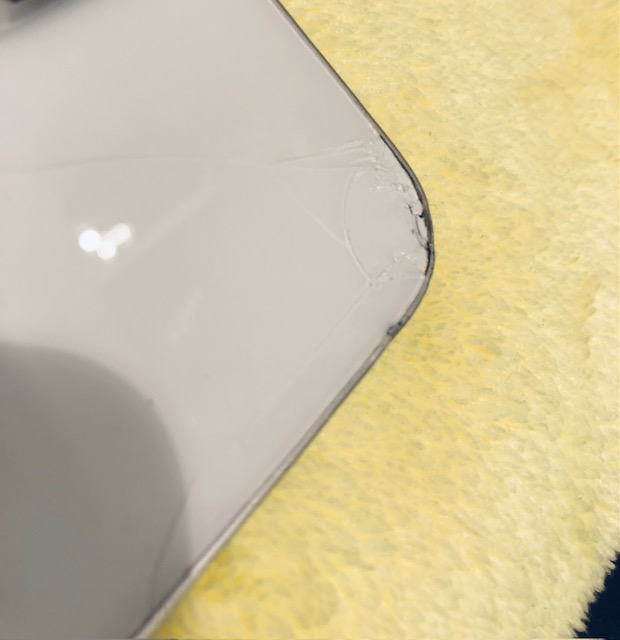 背面がバキバキに割れたiPhoneを直したい！