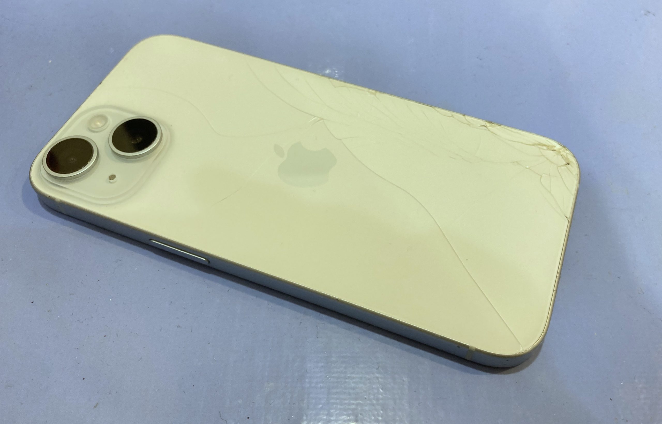 伊丹市よりお越しのお客様よりiPhoneの背面修理依頼です　