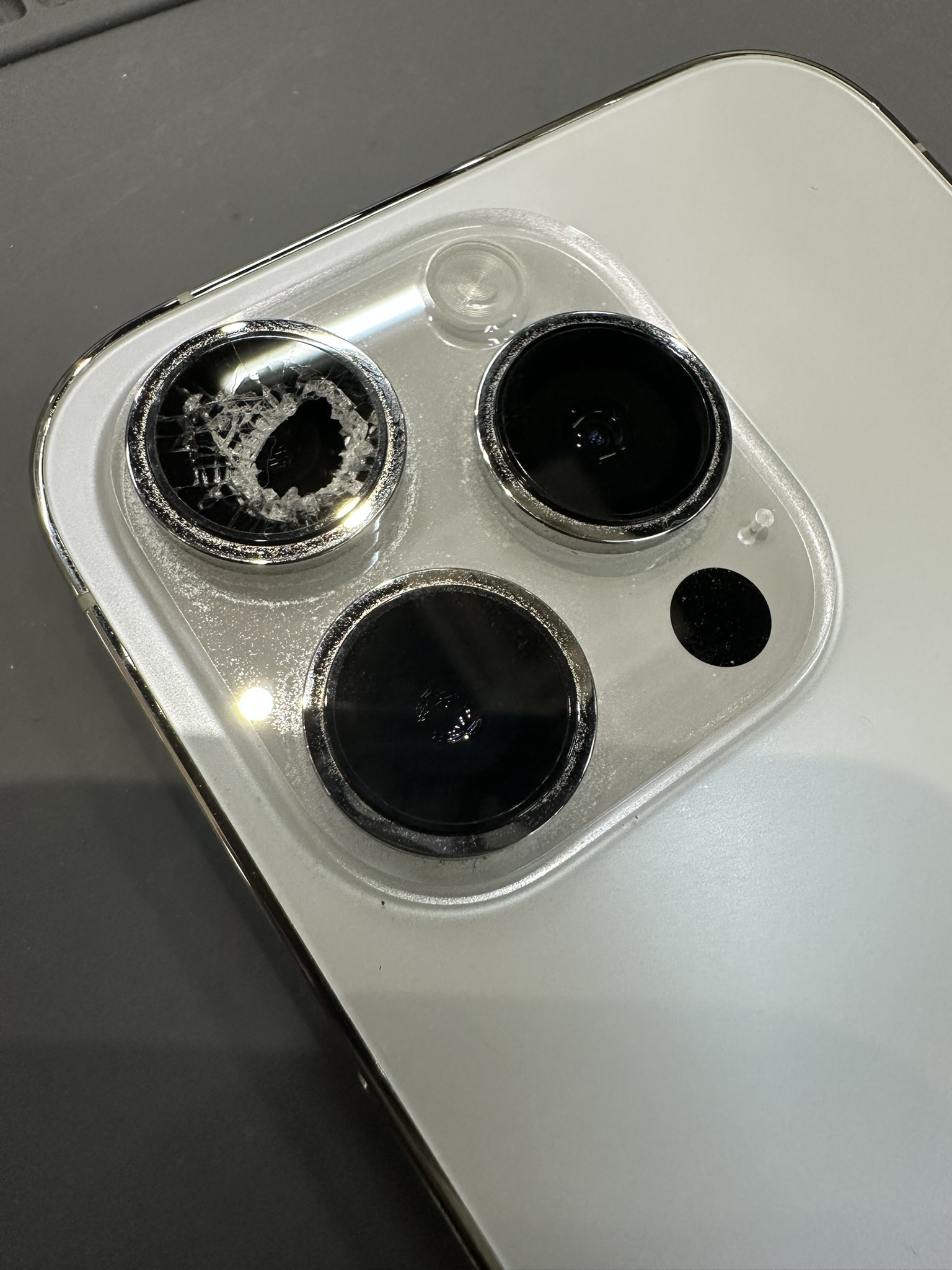 鹿児島店】後ろのカメラのレンズが割れてしまったiPhone 14 Proの修理