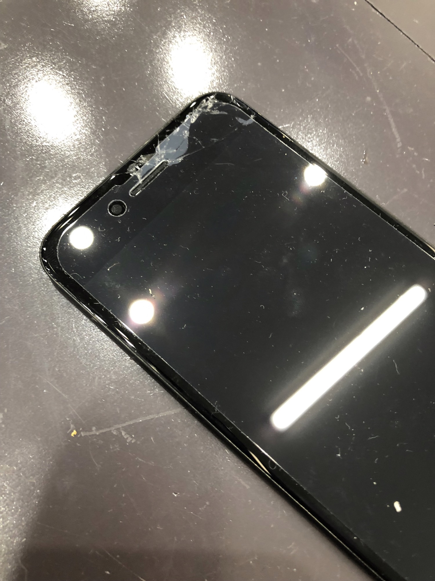 iPhoneの弱点は画面上部のスピーカー部分！ここがむき出しだと簡単にヒビが入ってしまいます！