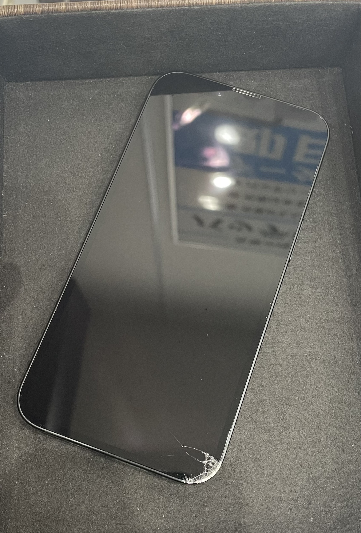 【iPhone16】ガラスフィルムの貼り付けもお任せください！