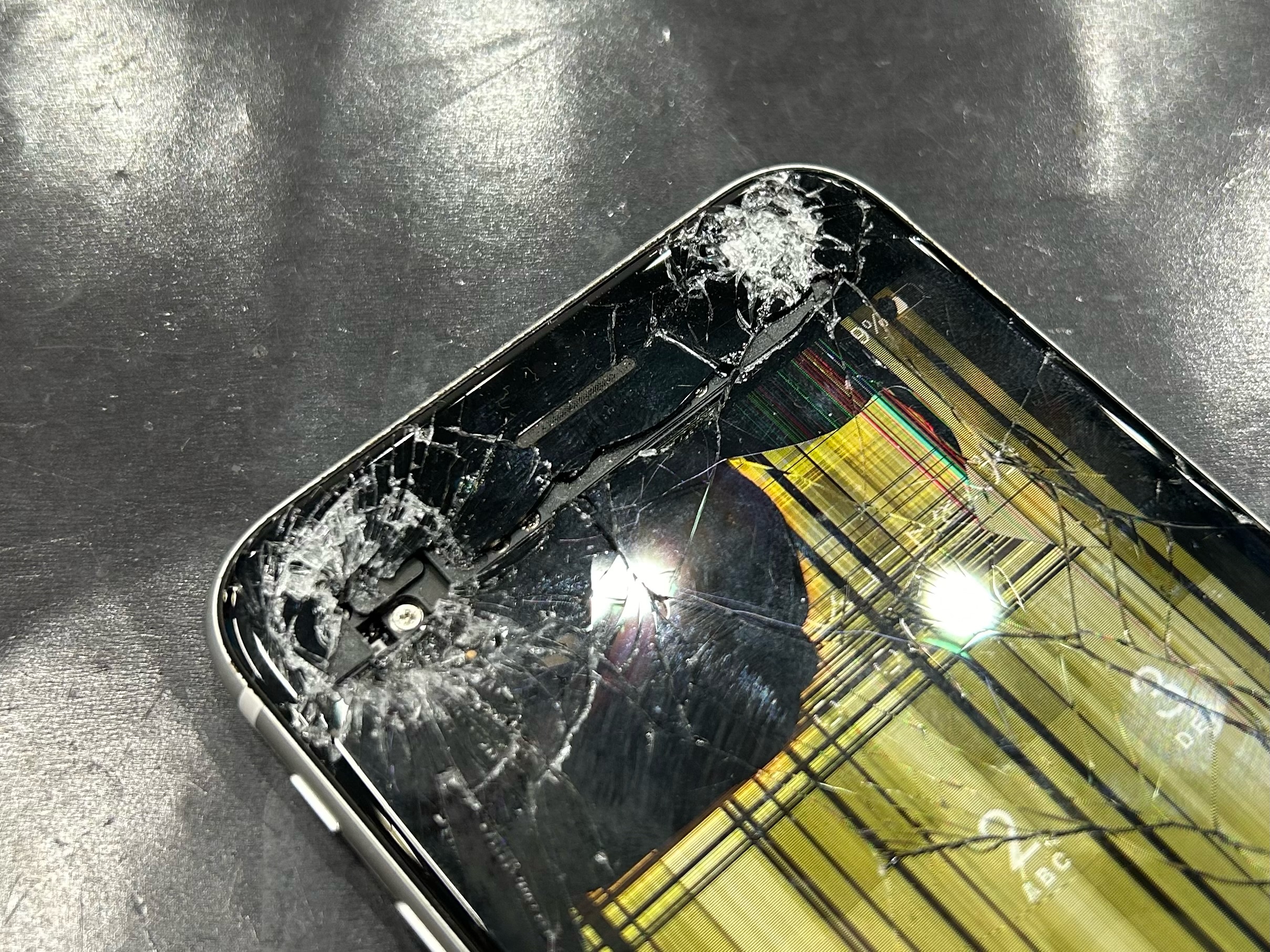 【高知店】iPhone SE2の画面が蜘蛛の巣状に！ゴーストタッチを防ぐ画面交換は最短60分〜【高知市からのご来店】