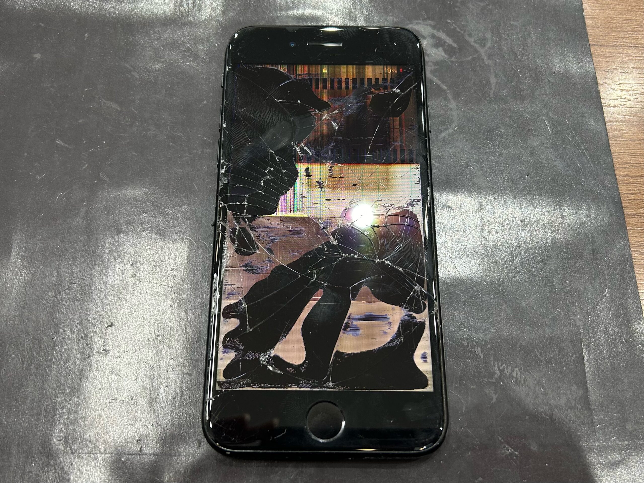【高知店】iPhone SE2の画面が割れた！Touch IDを維持して最短30分〜即日修理【高知市からのご来店】