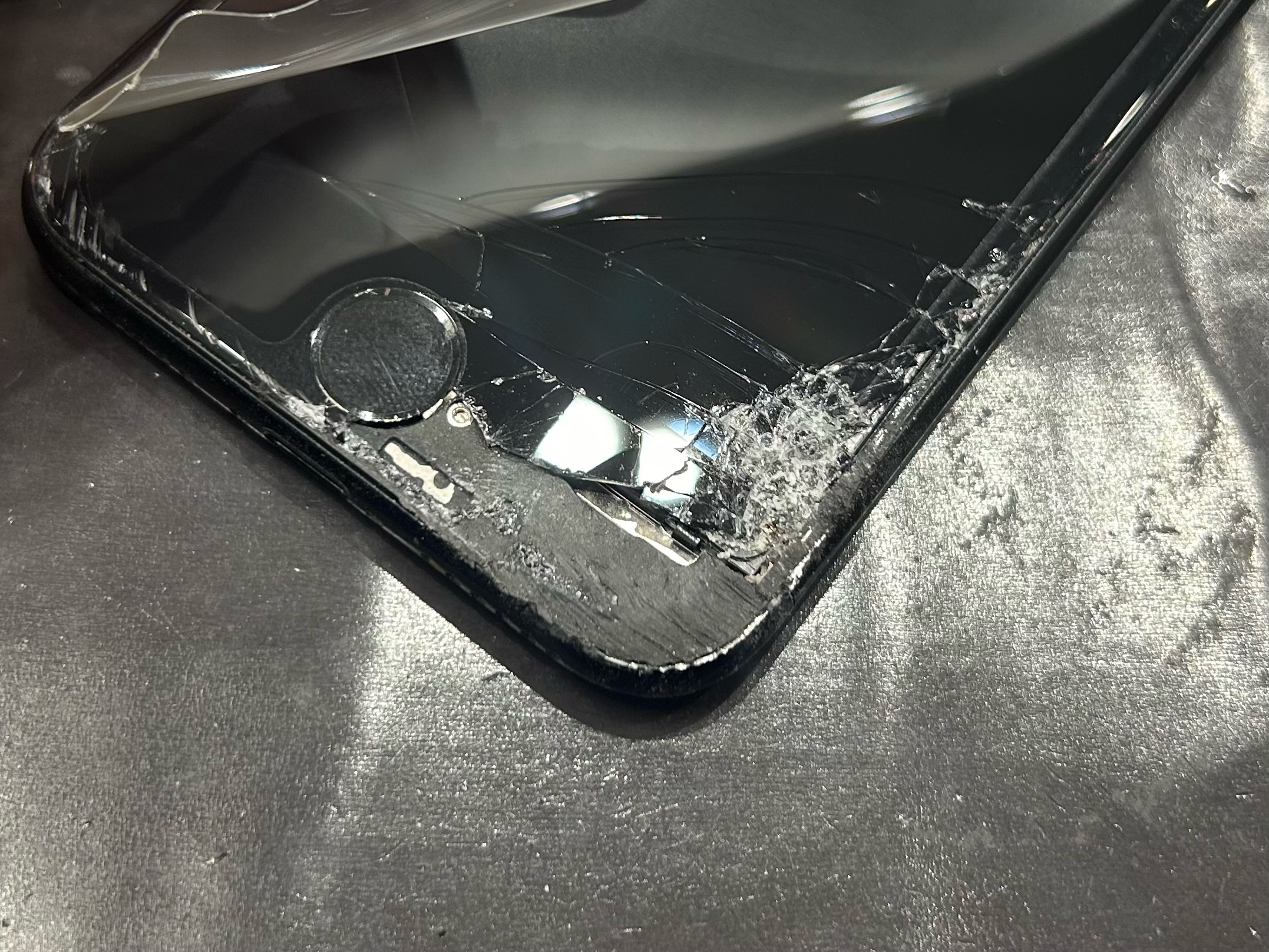 【高知店】iPhone SE3のガラス割れ・液晶不良を即日交換！Touch IDを保持する確実な修理【高知市からのご来店】