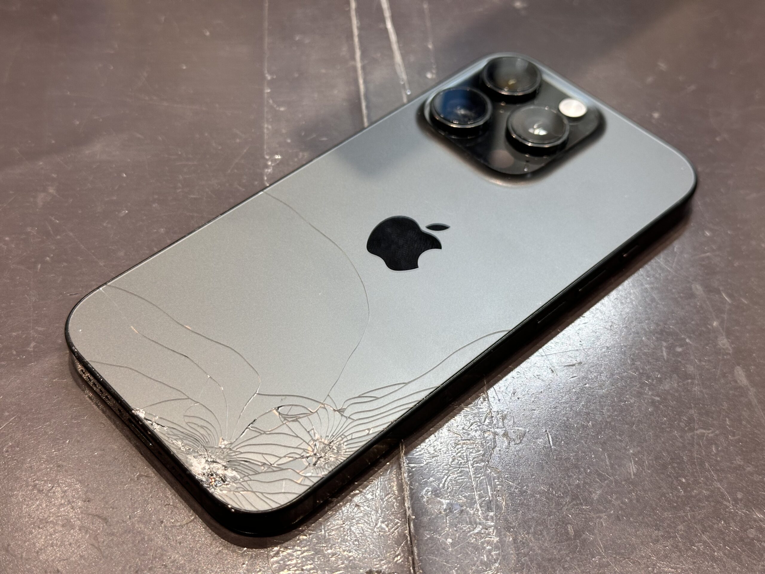 【甲子園店】iPhone16Proの背面割れ修理【西宮市からご来店】