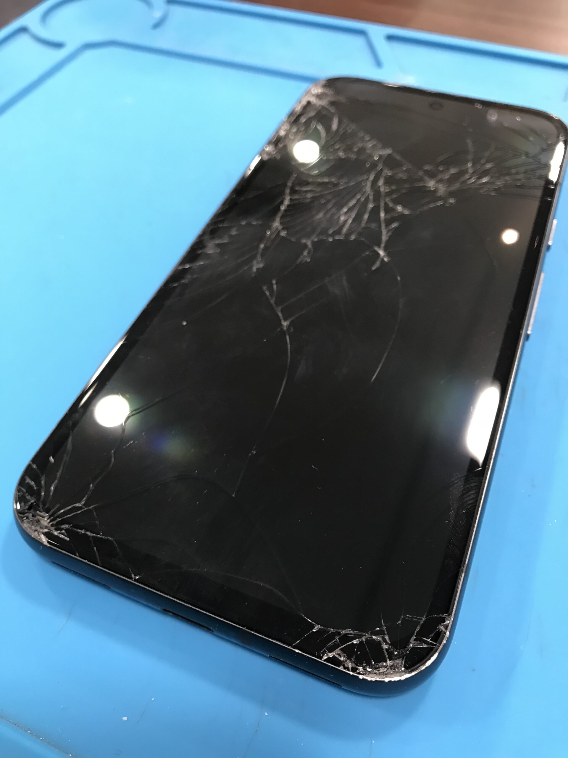 Google pixel 8a】激しめ画面割れの交換修理 | iPhone修理 スマート