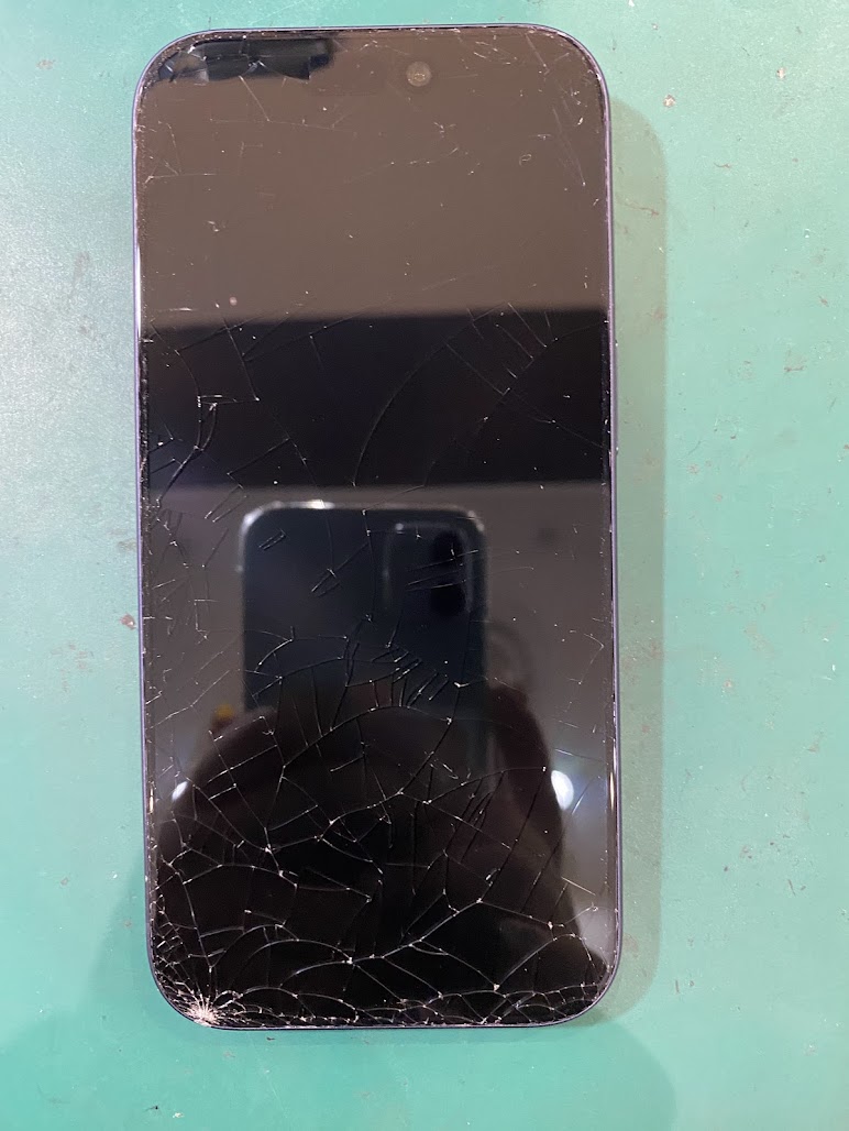 落として画面がバキバキになってしまったiPhone 17Proの画面交換修理