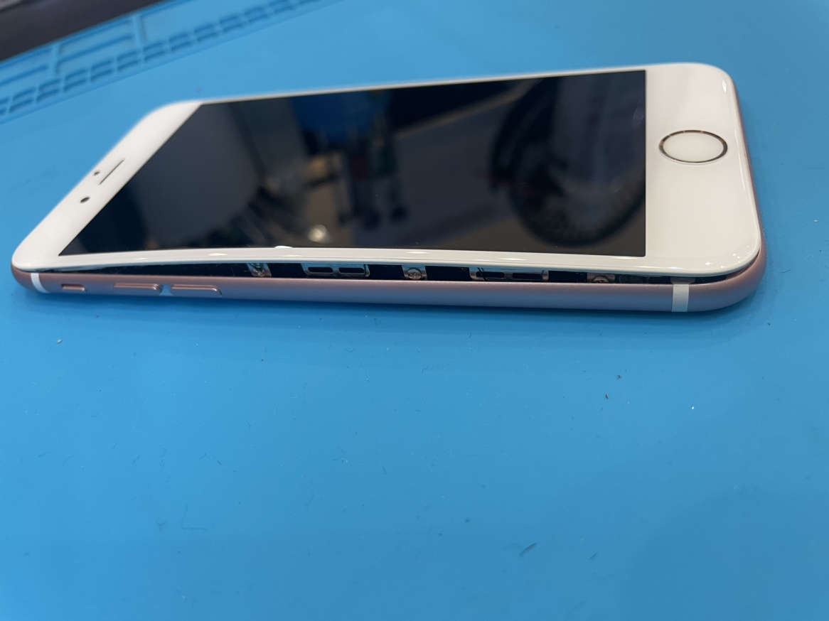 バッテリーの膨張で画面が浮いている iPhone6Sのバッテリー交換【倉敷