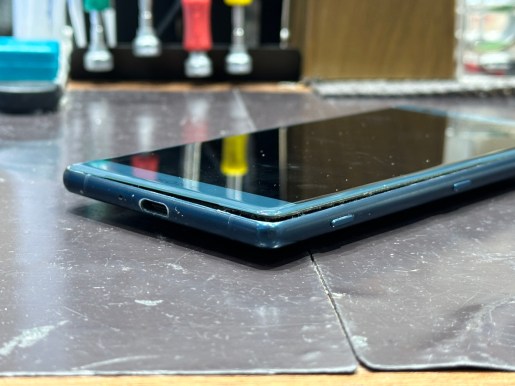XperiaXz2　バッテリー膨張で画面浮いてきた バッテリー交換