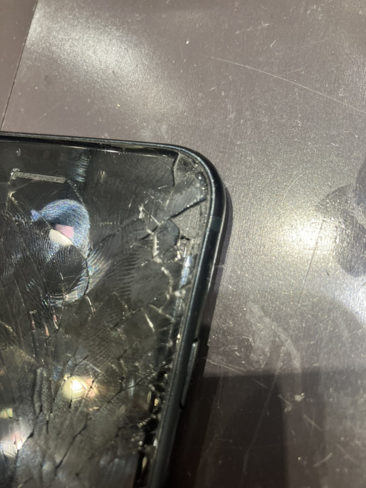 iPhone se第3世代　画面割れあり アイフォンSE第3世代の画面が割れたらどうする？ | iPhone修理