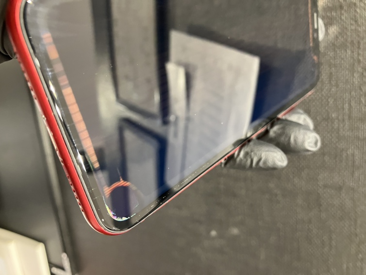 画面のタッチが全くできなく、線がでてきている