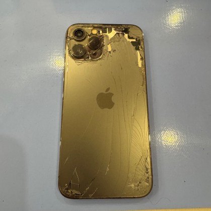 京都駅近辺 iPhone12Pro 背面ガラス割れの様子