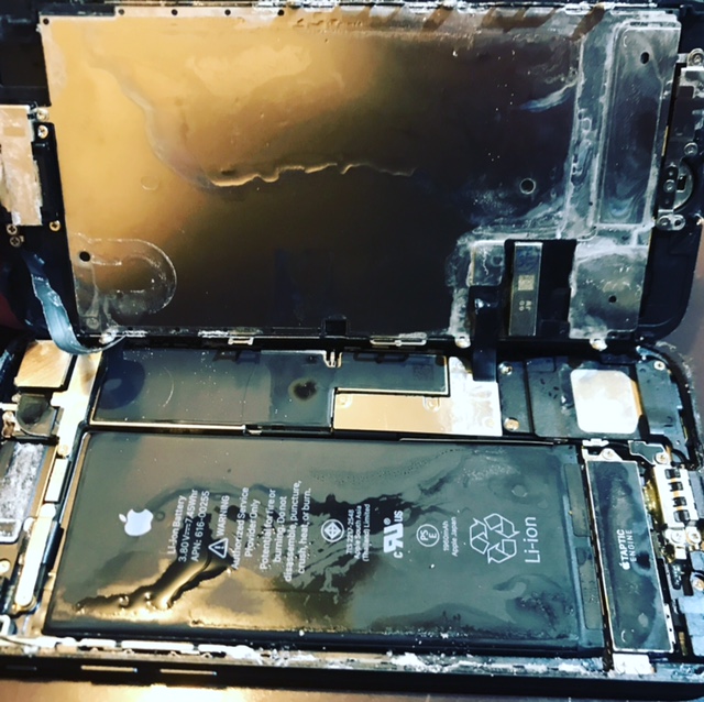 iPhone７　水没復旧＜大阪市内からのご来店＞｜昨日お風呂に落としてしまって、、、　iPhone修理専門店　クリスタ長堀　TELL:06-6282-2184