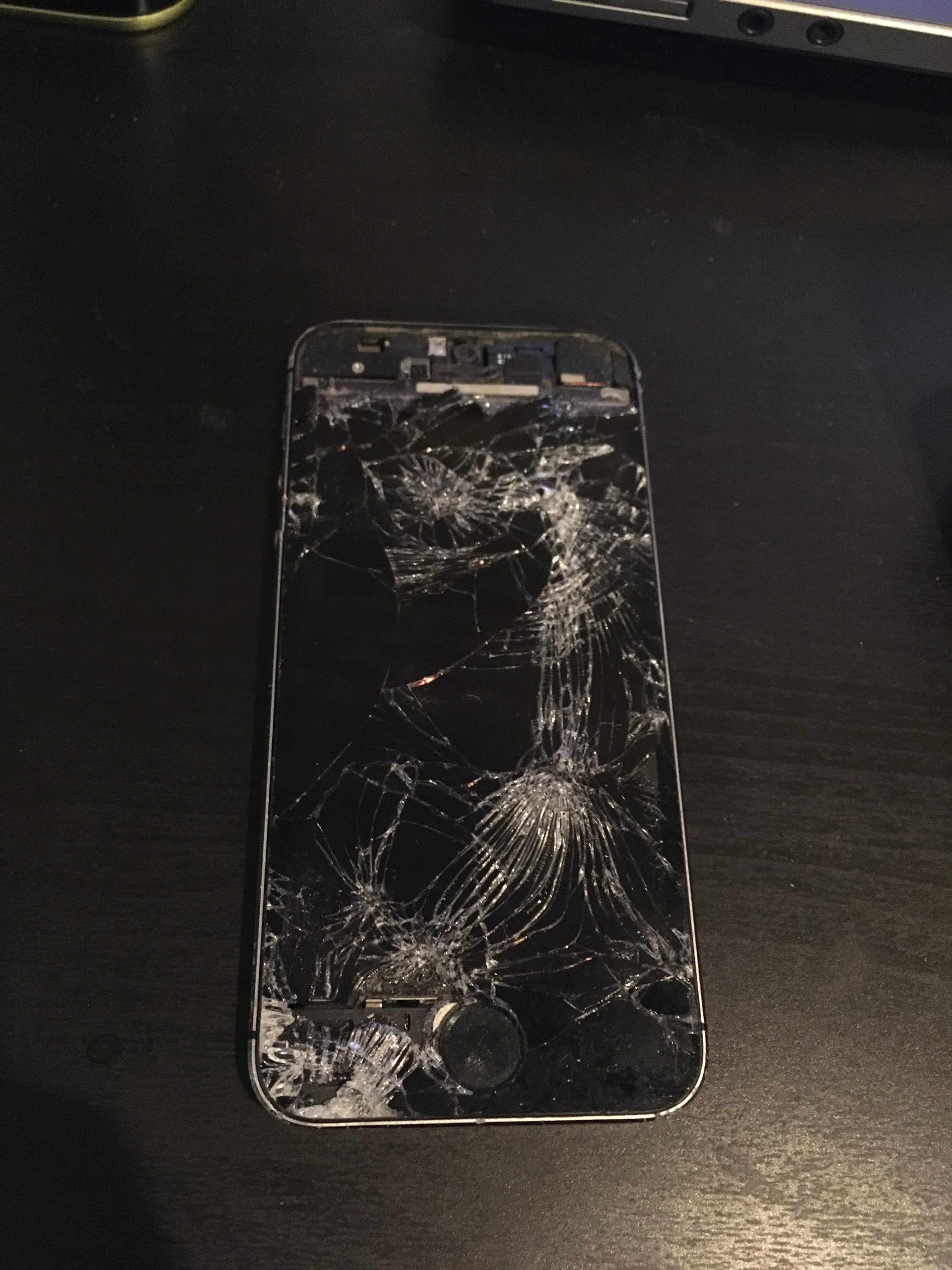 iPhone5S　画面交換（大阪市からのご来店）　バッキバキでタッチが効かない画面も修理出来ます！！！　TELL：06-6282-2184