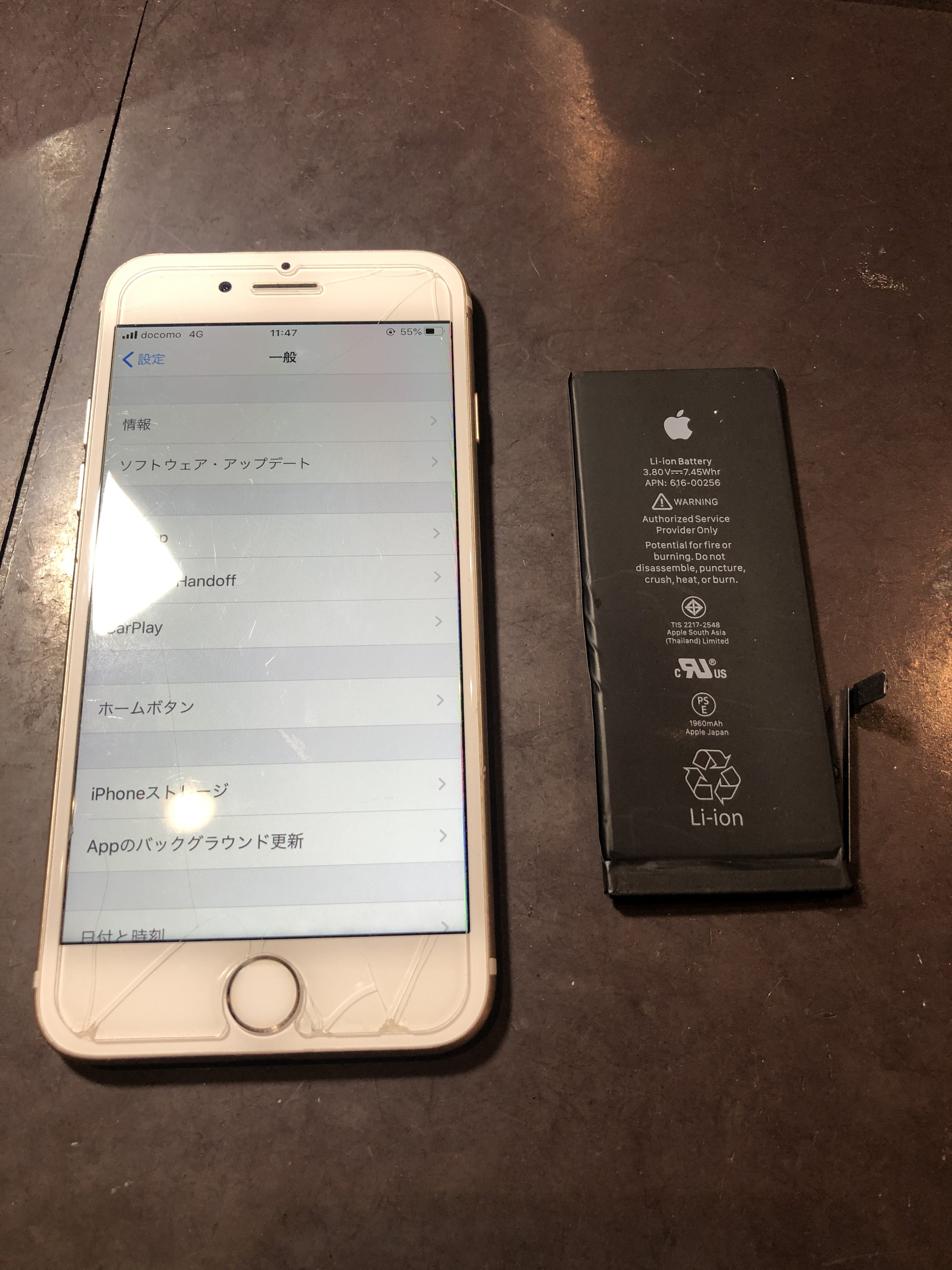バッテリー交換は５５００円～！！　iPhoneの種類によってお値段は変わるので、まずはご相談くださ！　是非スマートクールクリスタ長堀店まで♪