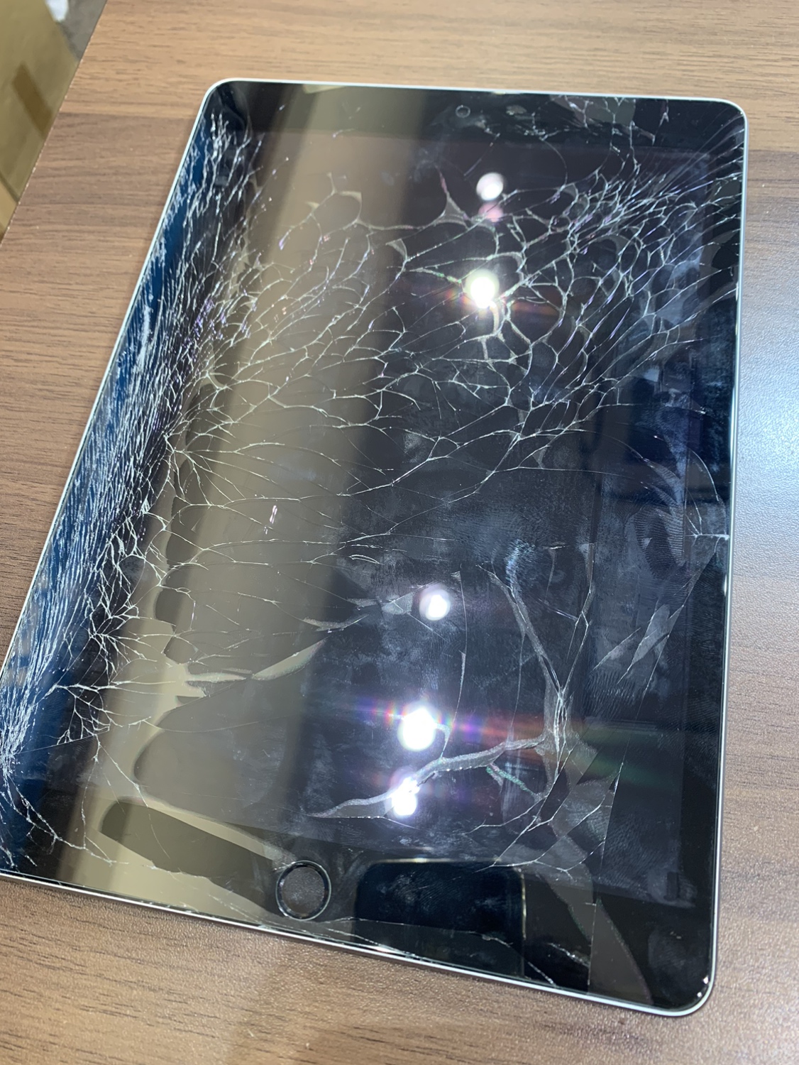 【アクルス店】iPad (第9世代)のガラス修理(交換)【港区からご来店】