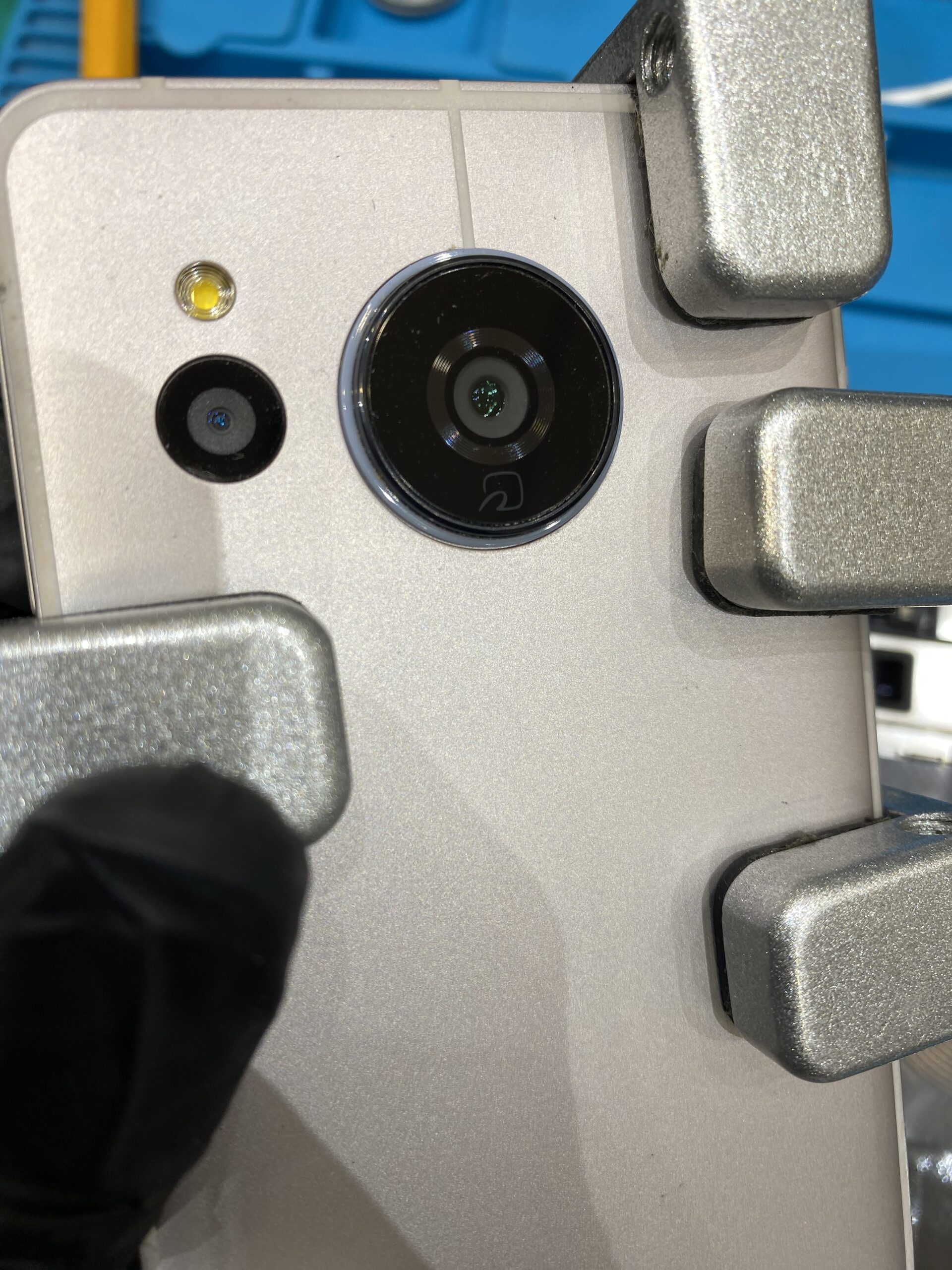 【熱田店】AQUOS sense7のレンズカバー修理【熱田区からご来店】