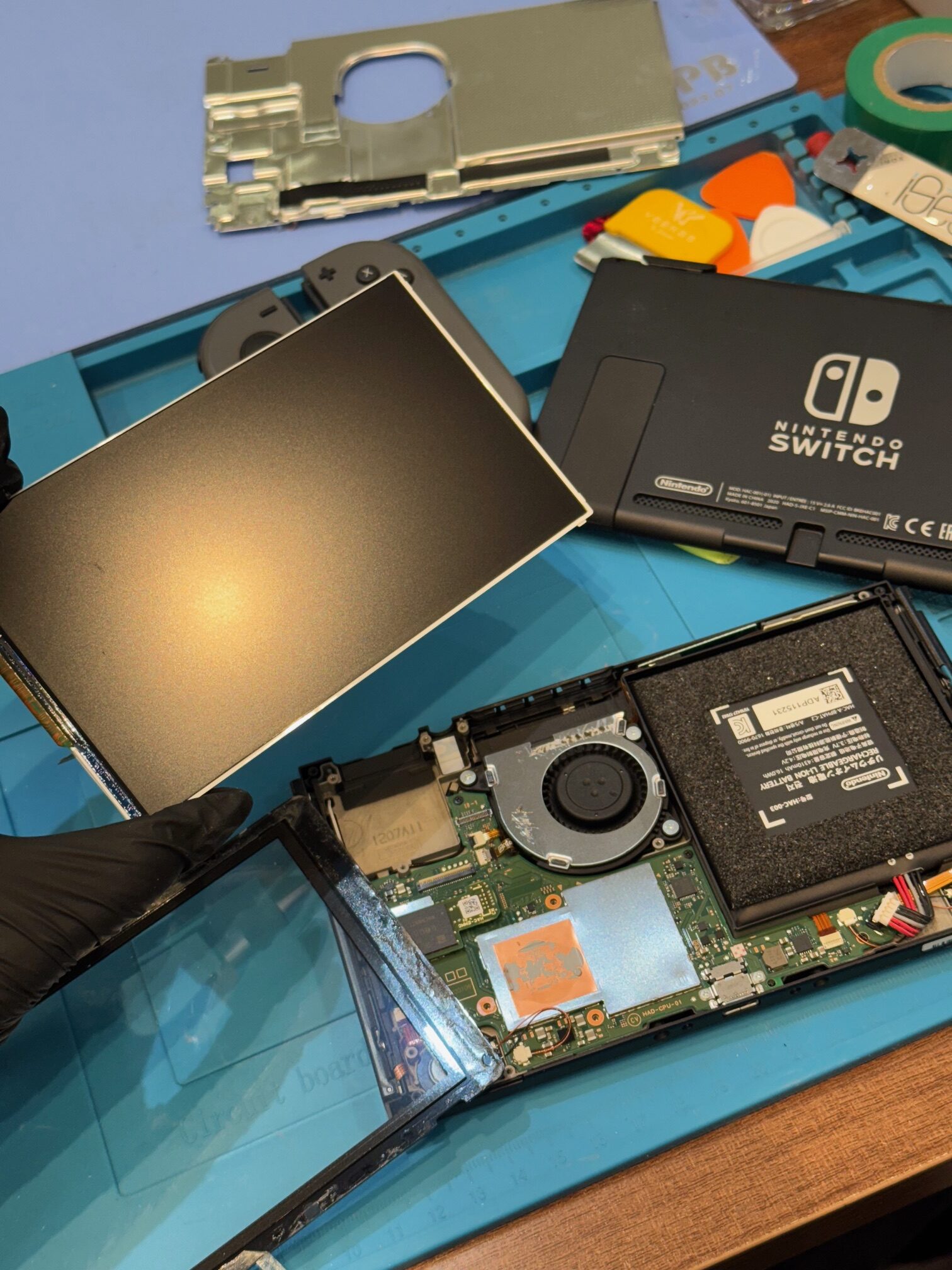 Nintendo Switchの液晶交換【那覇市からご来店】