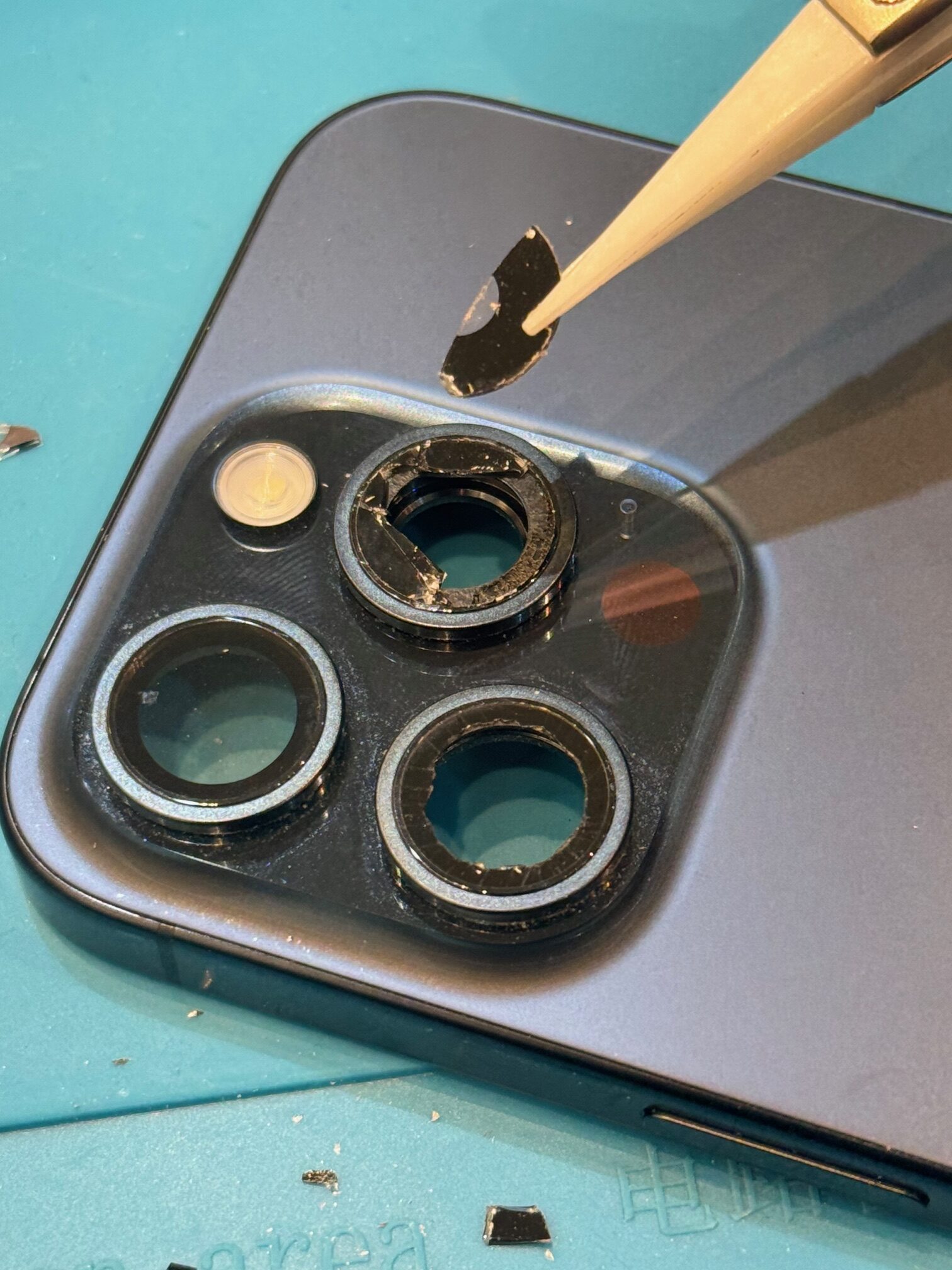 iPhone15Proのカメラレンズ割れ修理【南風原町からご来店】