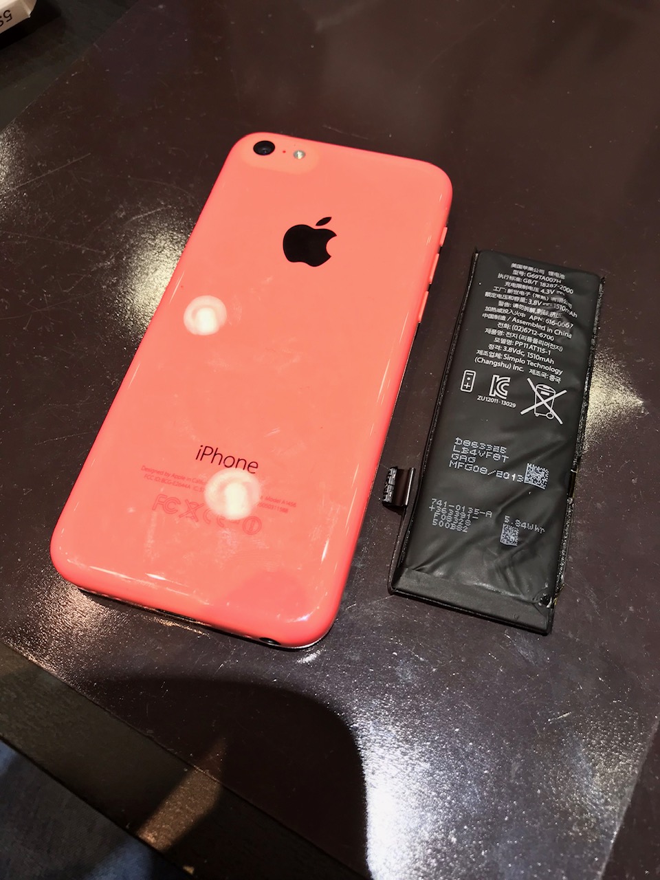 iphone5ｃのバッテリー交換もまだまだ修理可能です‼
