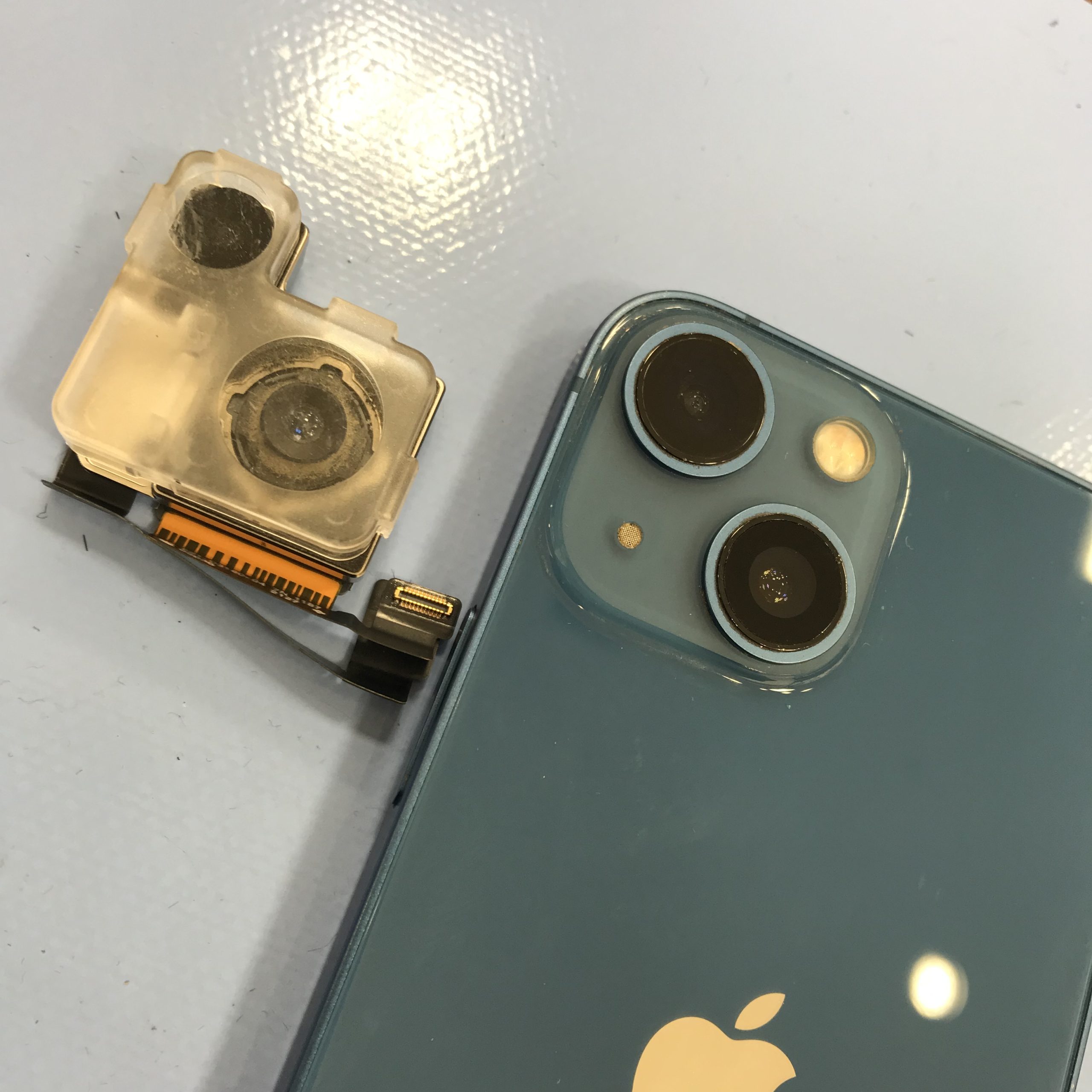 iPhone13mini バックカメラ、カメラレンズ交換修理【小平市からご来店】