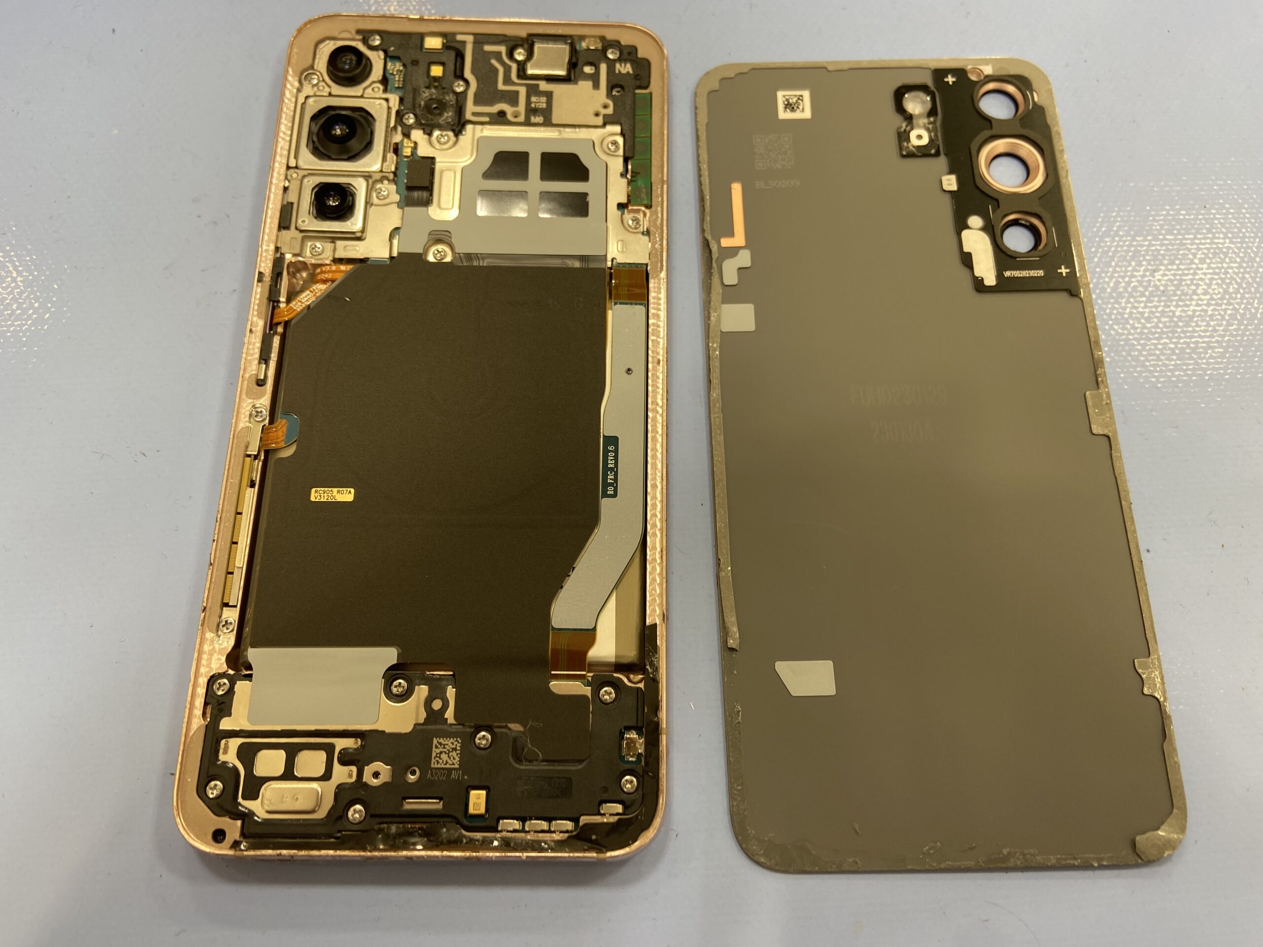 Galaxy S22 5G バッテリー交換修理させて頂きました【国立からご来店】