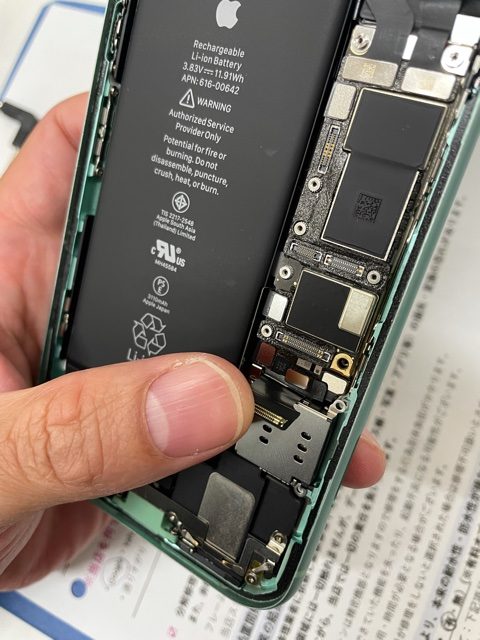 iPhone11のSIMカードを認識しないトラブルが30分で復旧です