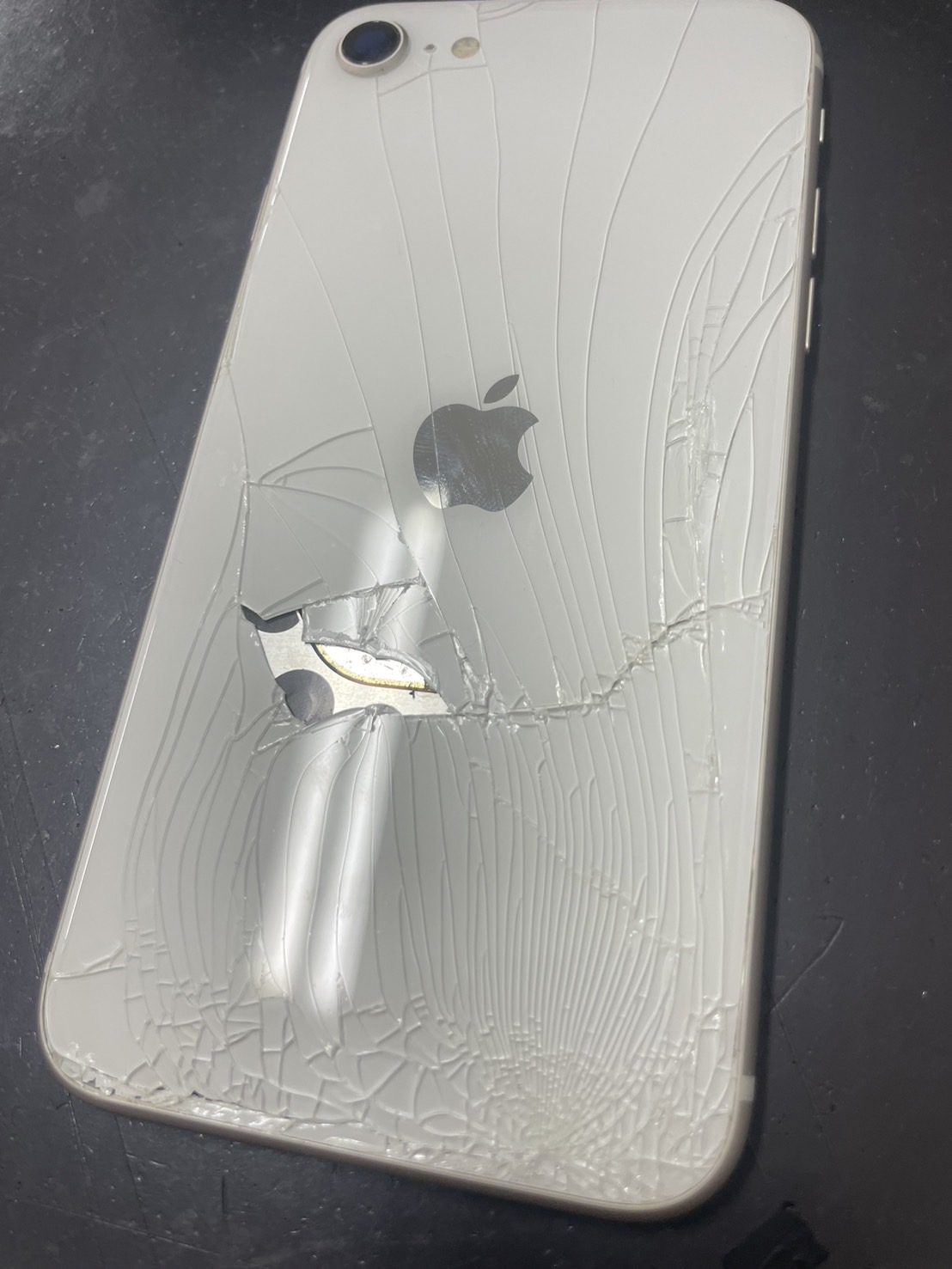 相楽郡 精華町よりiPhoneSE第二世代の背面割れ修理