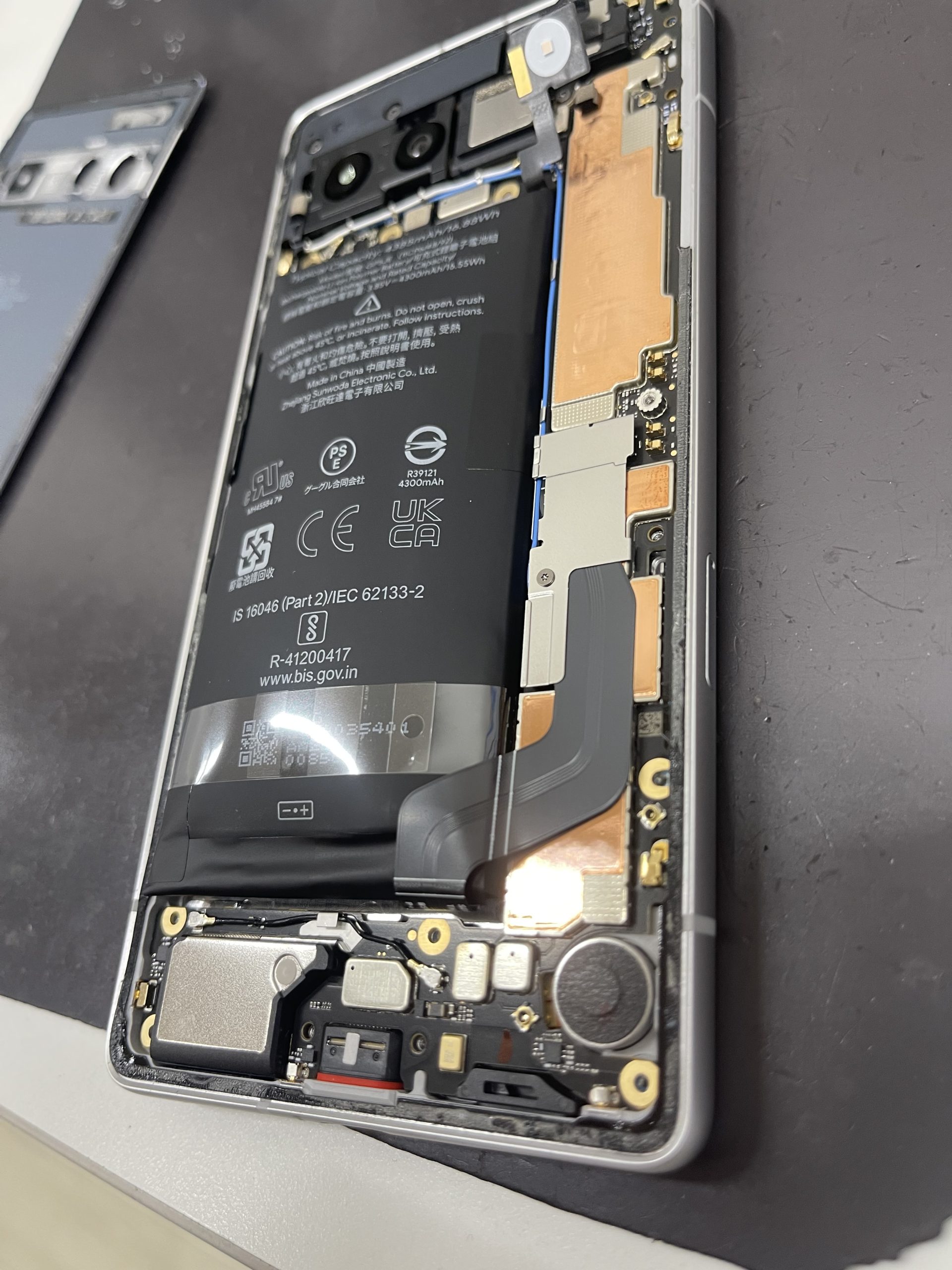 pixel７A バッテリー膨張により使用不可に。。。　即日修理